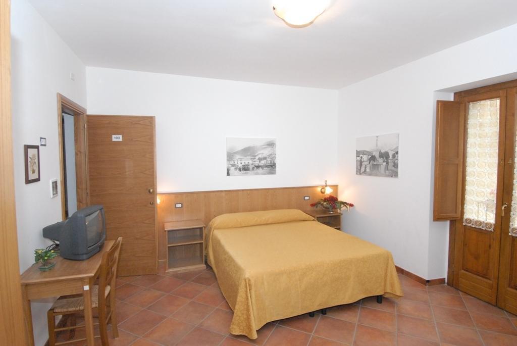Le Antiche Torri Bed and Breakfast Pescasseroli Værelse billede